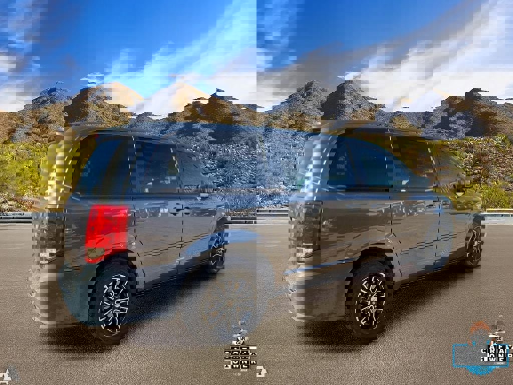 Used 2016 Dodge Grand Caravan SXT w/ UConnect Hands-Free Group image 4