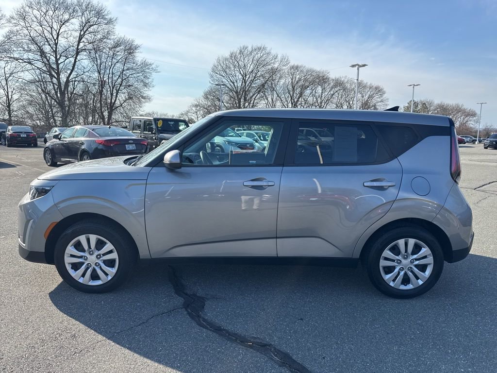 Used 2023 Kia Soul LX image 2