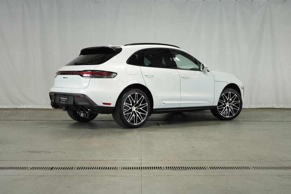 Certified 2025 Porsche Macan AWD/4WD image 7