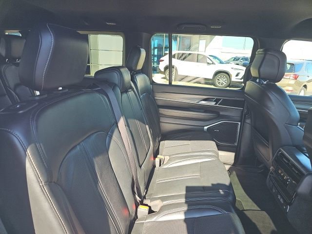 Used 2023 Jeep Wagoneer L Series II image 30