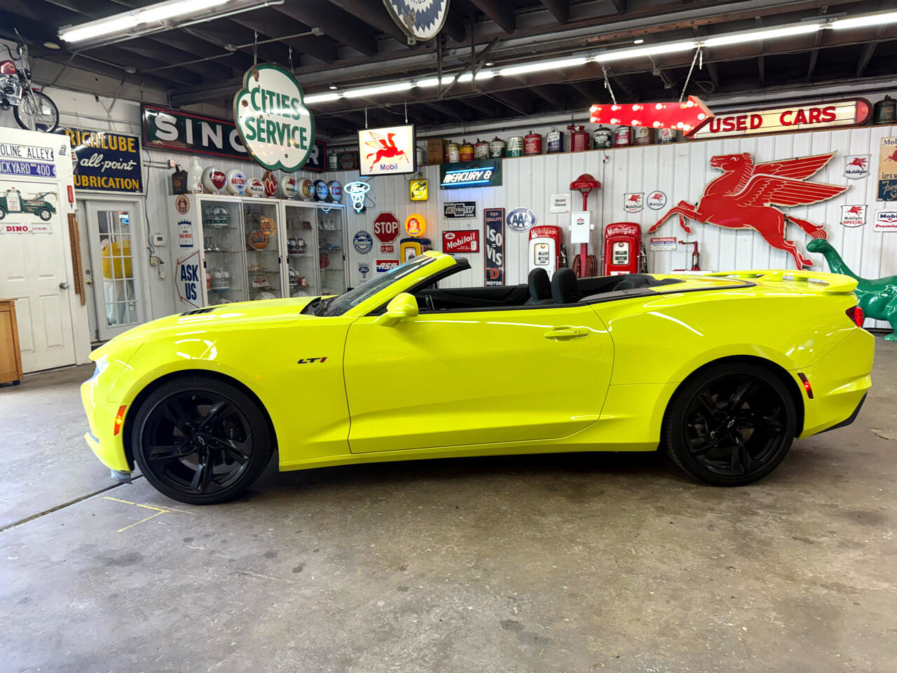 Used 2021 Chevrolet Camaro LT w/ Technology Package image 2