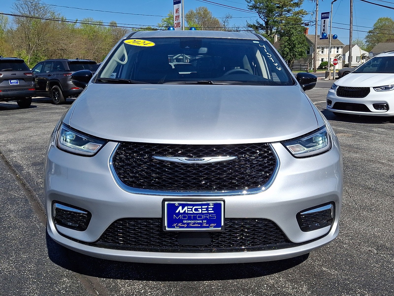Certified 2024 Chrysler Pacifica Touring-L image 2