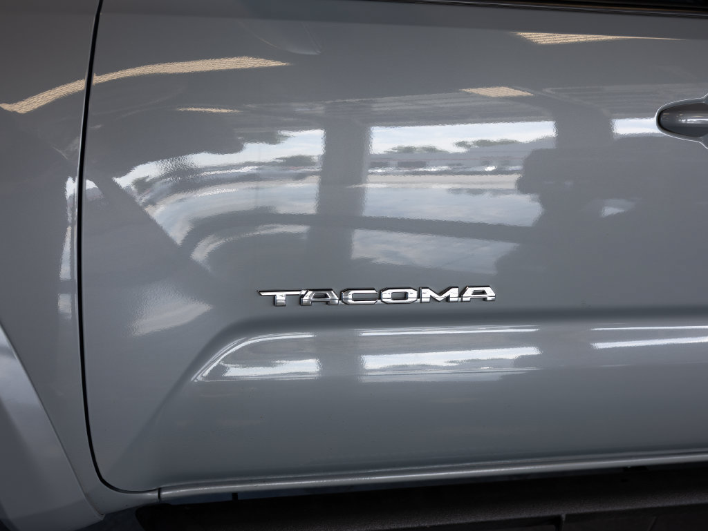 Used 2018 Toyota Tacoma TRD Sport AWD/4WD image 5