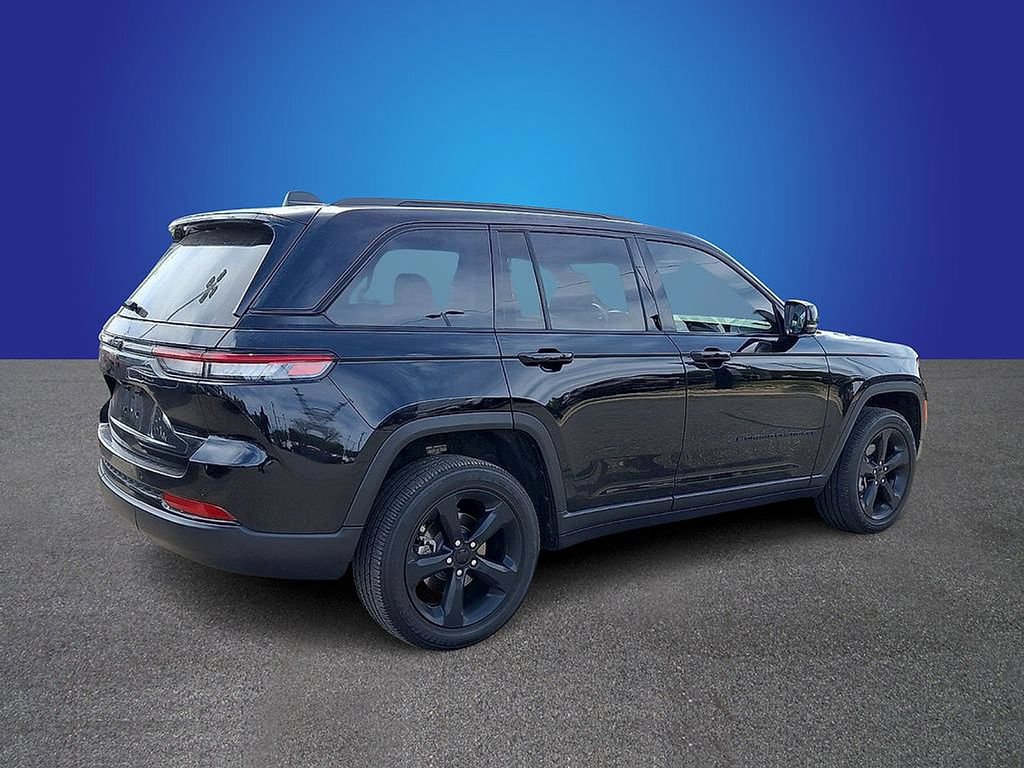 Used 2025 Jeep Grand Cherokee Altitude RWD image 5