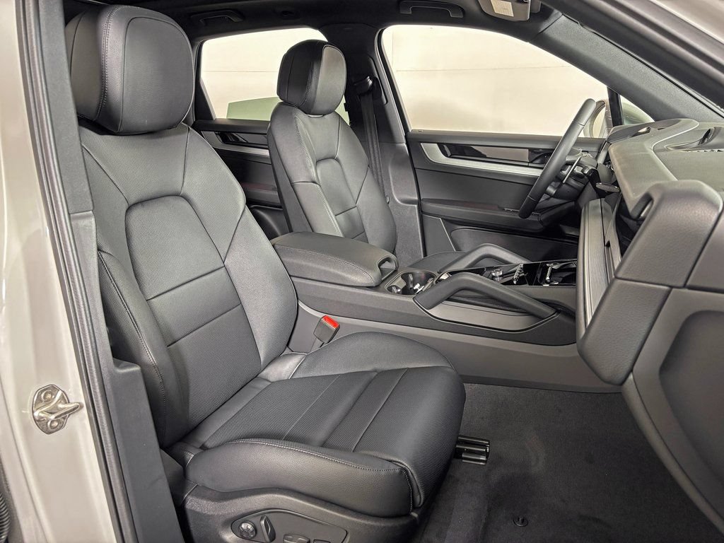 Certified 2026 Porsche Cayenne AWD/4WD image 37