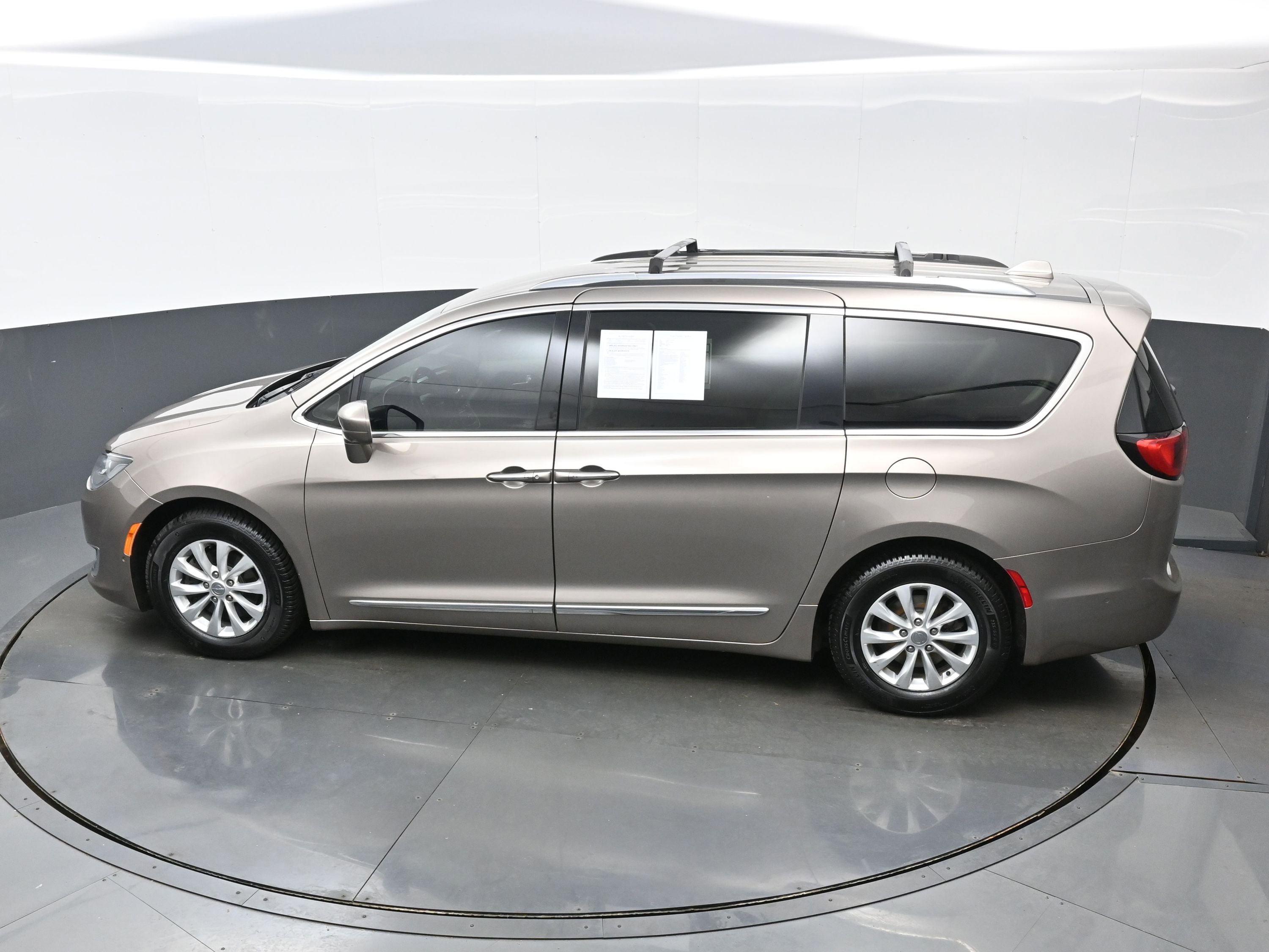 Used 2018 Chrysler Pacifica Touring-L Plus w/ Advanced Safetytec Group FWD image 38