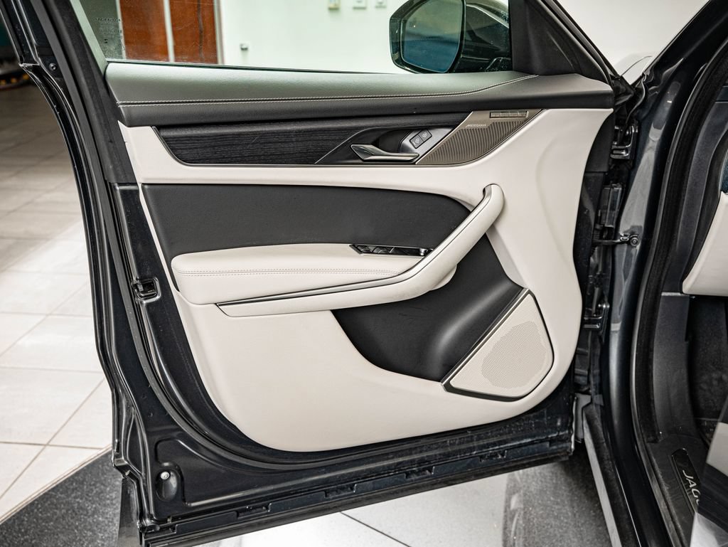 Certified 2025 Jaguar F-PACE R-Dynamic S AWD/4WD image 18