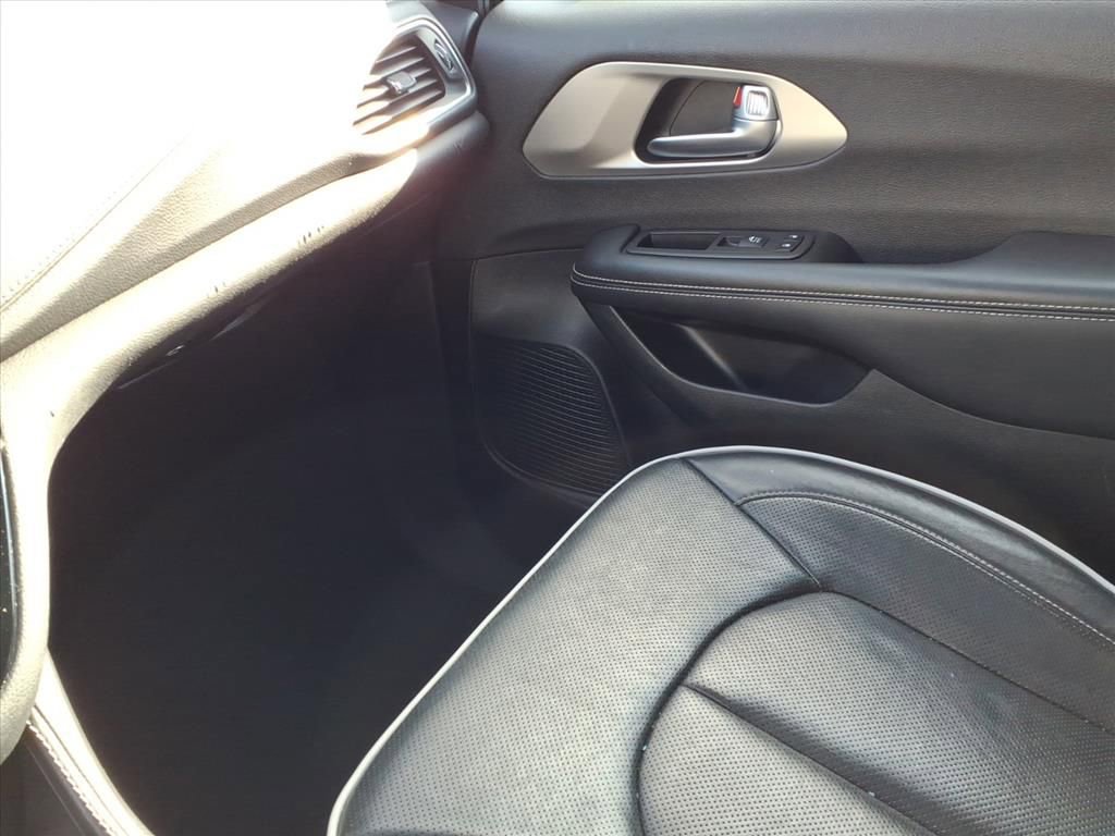 Used 2024 Chrysler Pacifica Premium image 23