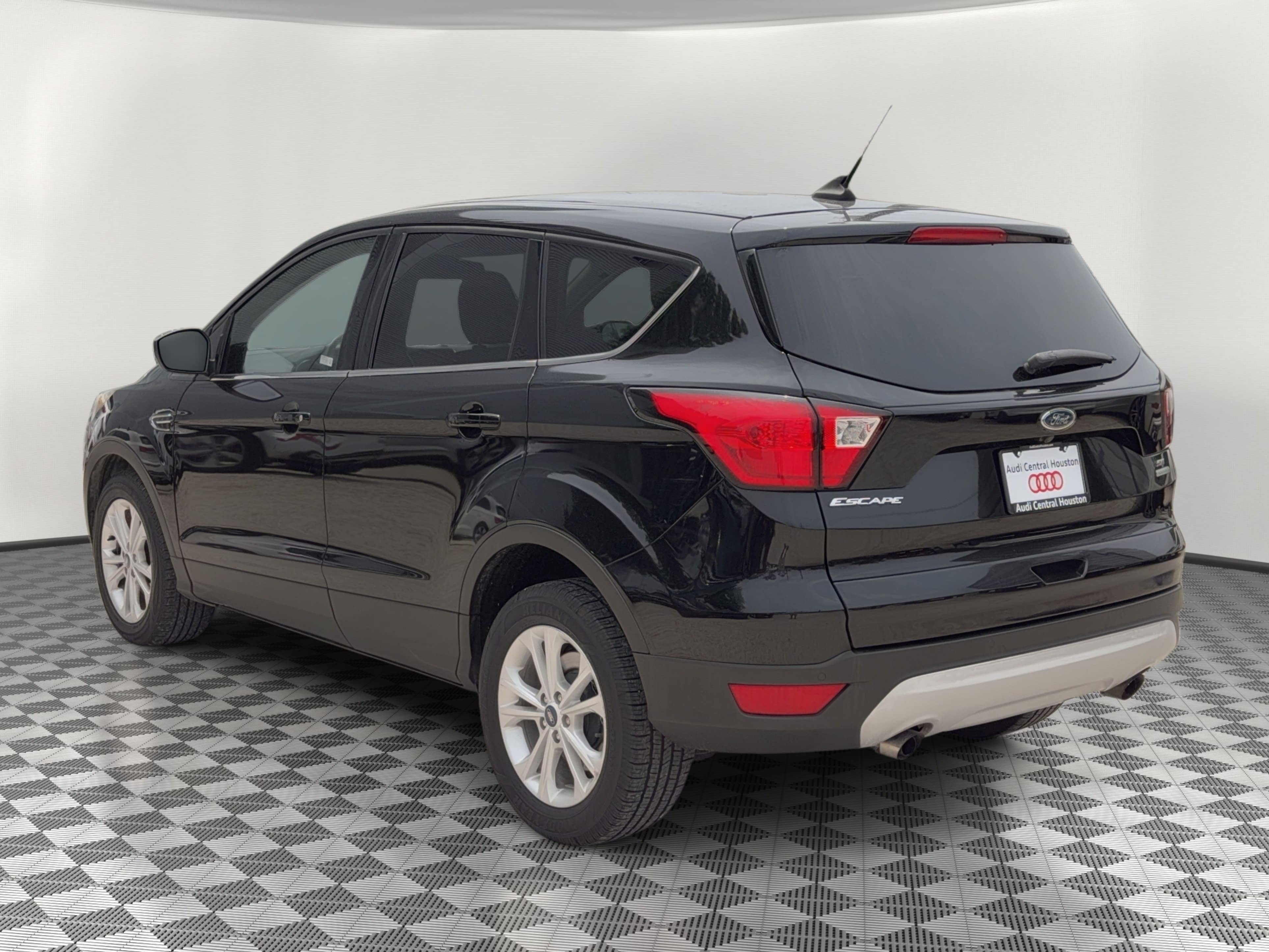 Used 2019 Ford Escape SE FWD image 3