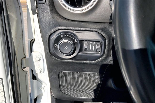 Used 2020 Jeep Wrangler Unlimited Sahara image 28