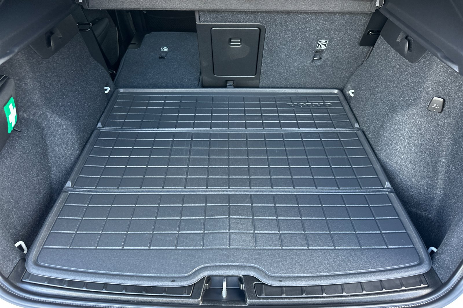 Certified 2024 Volvo XC40 Recharge Ultimate w/ Protection Package Premier RWD image 17