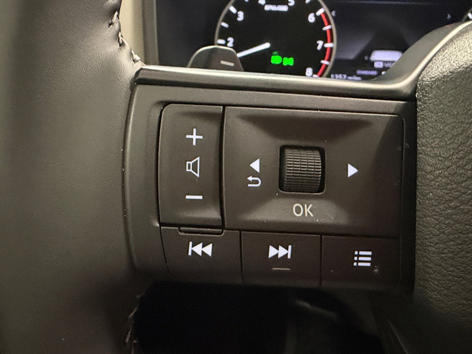 Used 2025 Nissan Rogue SV w/ SV Premium Package image 18