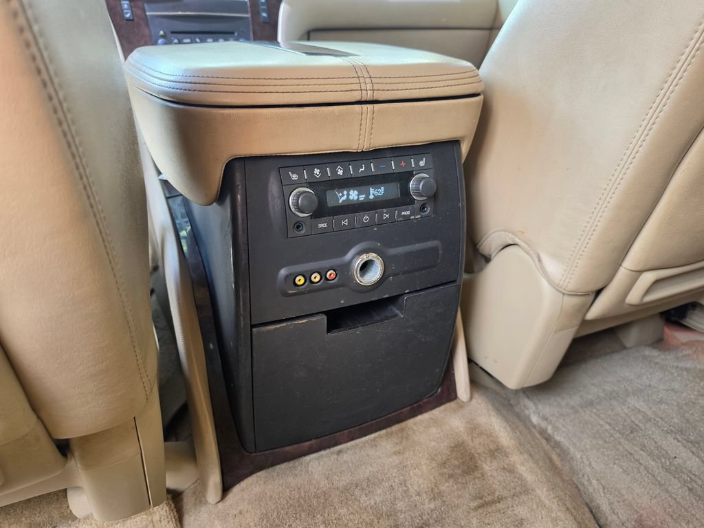 Used 2011 Cadillac Escalade ESV Premium RWD image 36