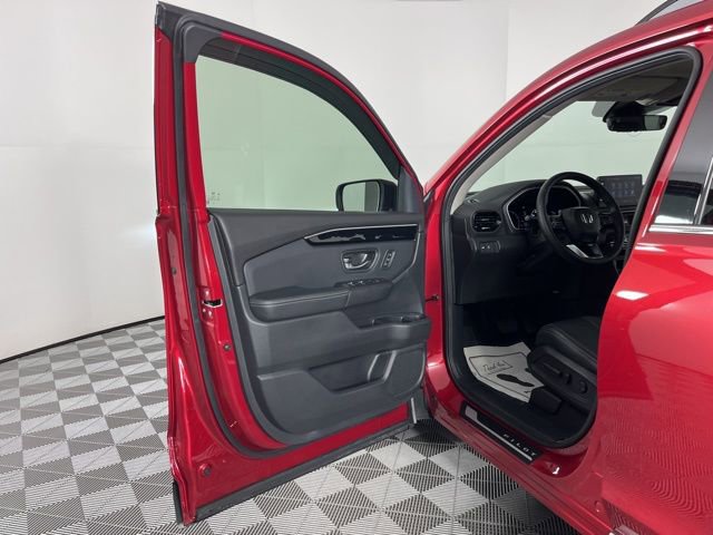 Used 2025 Honda Pilot Touring image 17