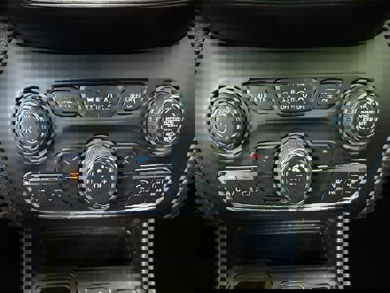 Used 2019 Jeep Cherokee Latitude Plus FWD image 32