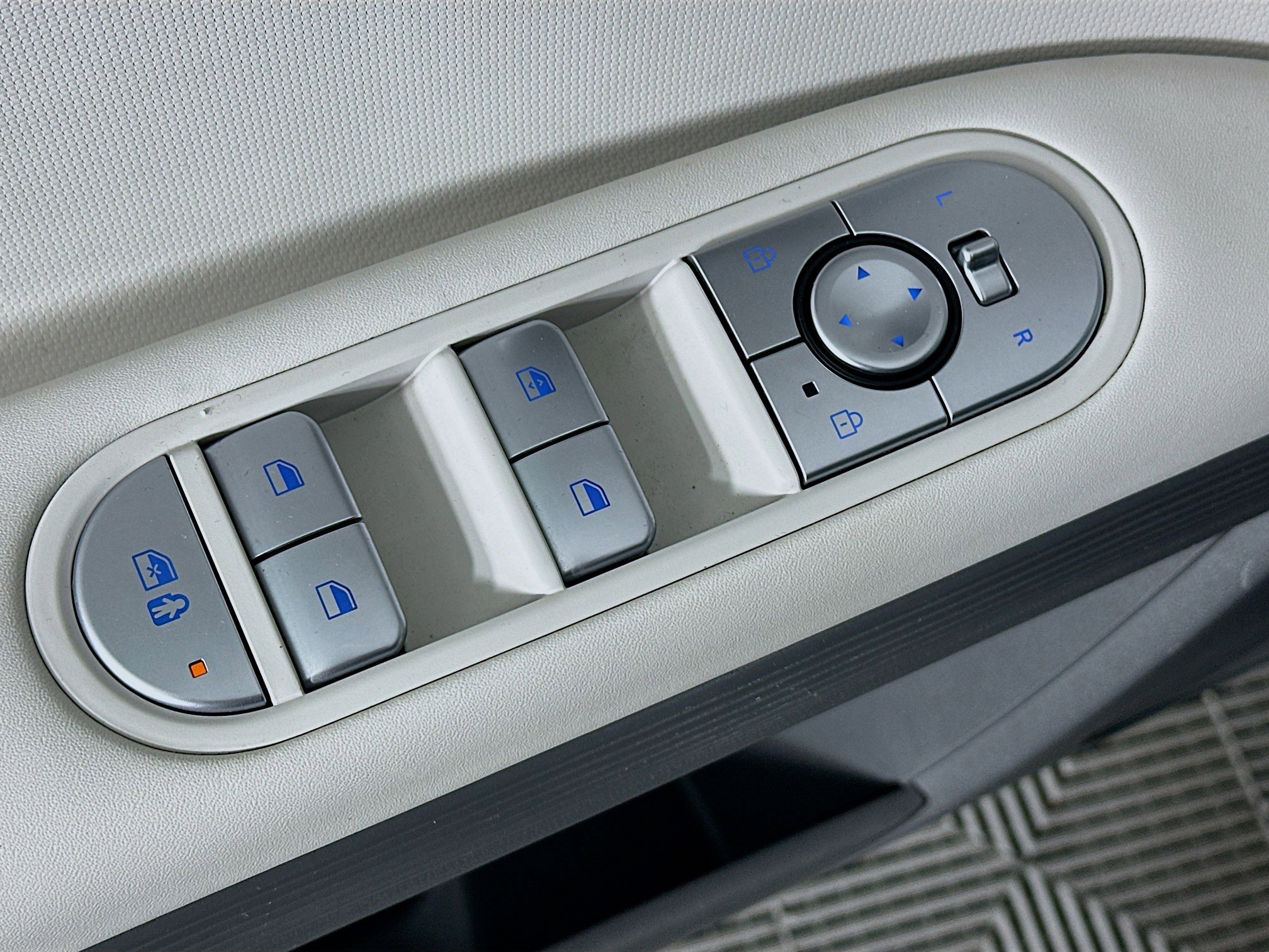 Used 2023 Hyundai Ioniq 5 SE w/ Cargo Package image 15