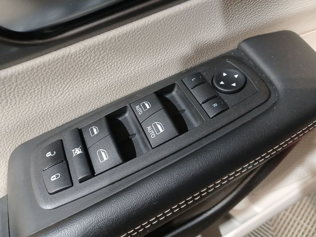 Used 2022 Chrysler Pacifica Touring-L image 15