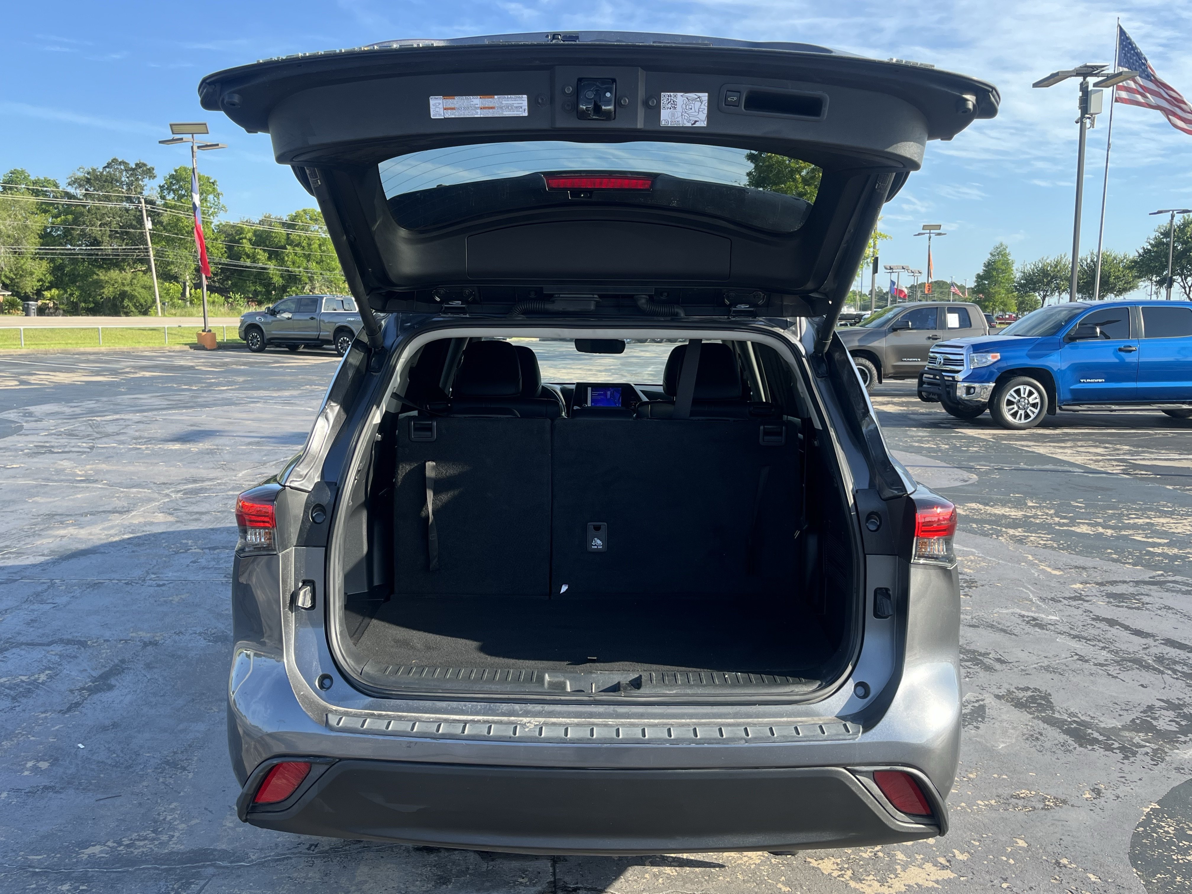 Used 2024 Toyota Highlander XLE FWD image 11