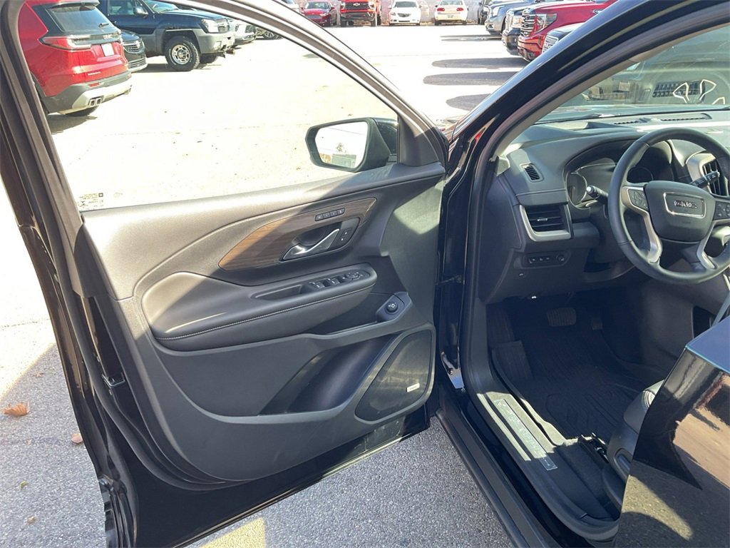 Used 2023 GMC Terrain Denali w/ Black Diamond Edition image 19