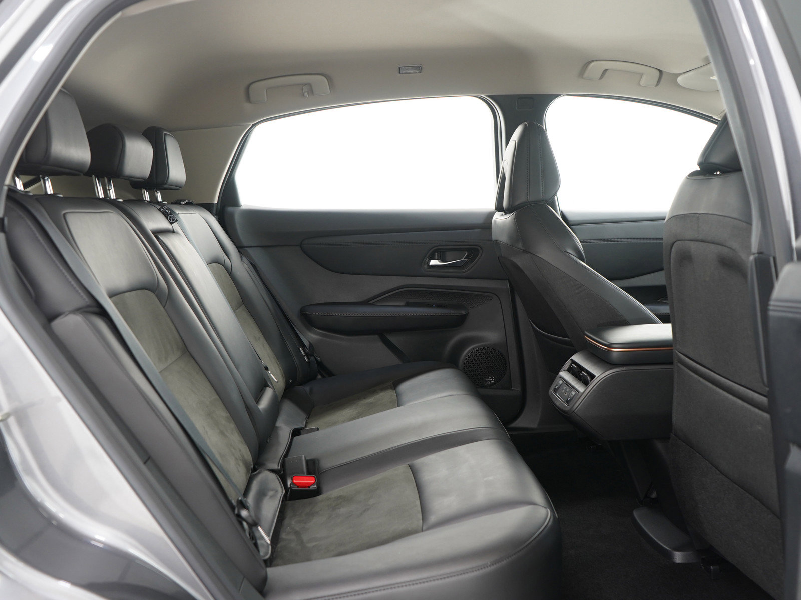 Used 2023 Nissan Ariya AWD image 12