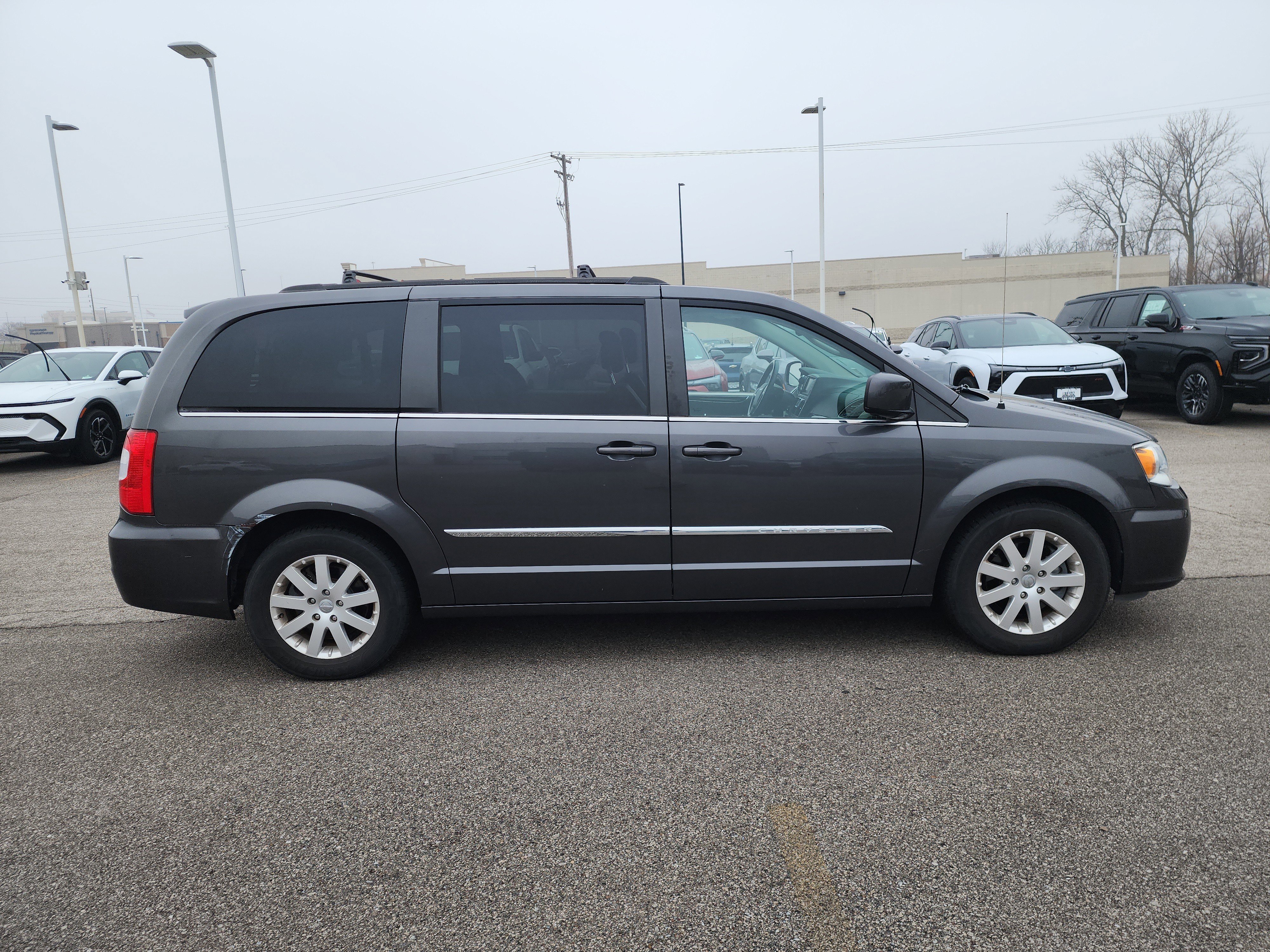 Used 2016 Chrysler Town & Country Touring image 2