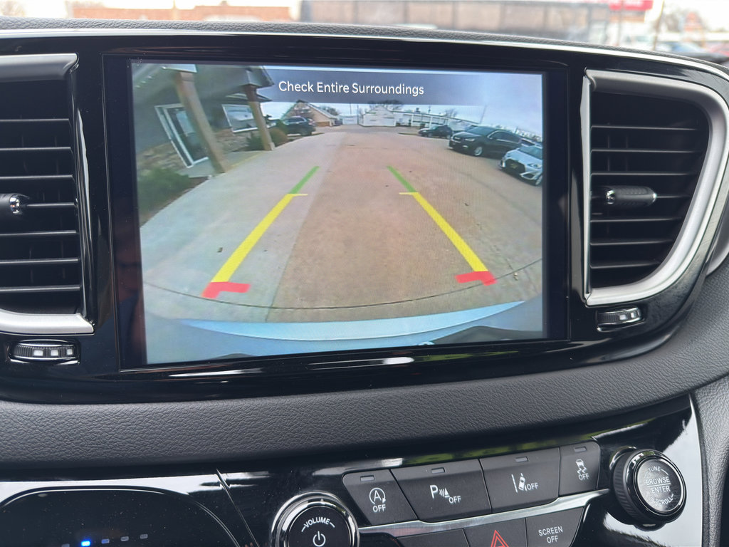 Used 2026 Chrysler Pacifica Select image 22