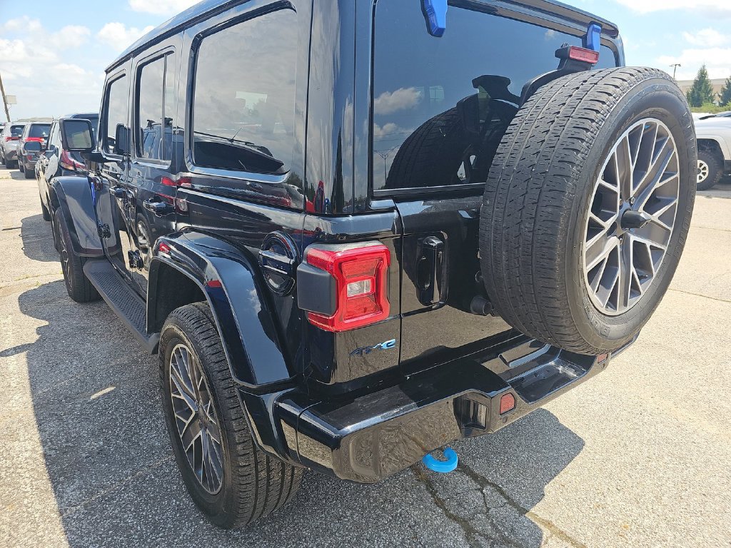 Used 2022 Jeep Wrangler Unlimited Sahara AWD/4WD image 4