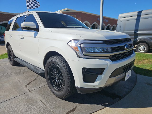 Used 2024 Ford Expedition XLT RWD image 3
