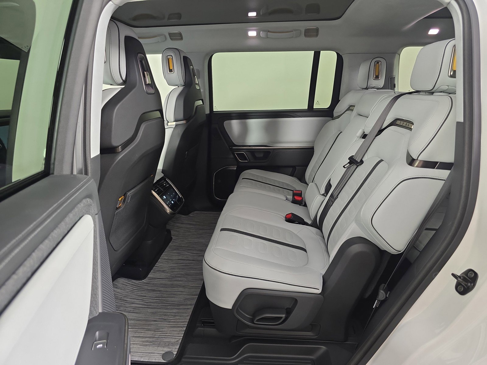 Used 2023 Rivian R1S Adventure image 21