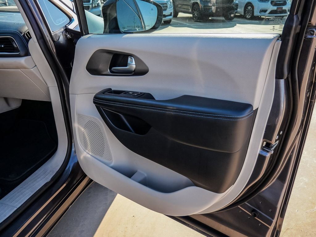 Used 2021 Chrysler Pacifica Touring-L FWD image 22