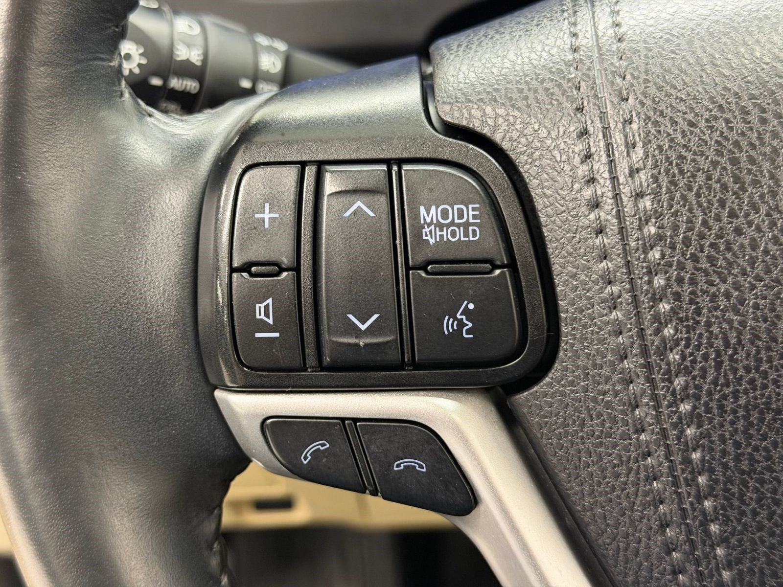 Used 2019 Toyota Highlander XLE AWD/4WD image 14