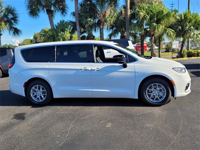 New 2026 Chrysler Pacifica Select image 8