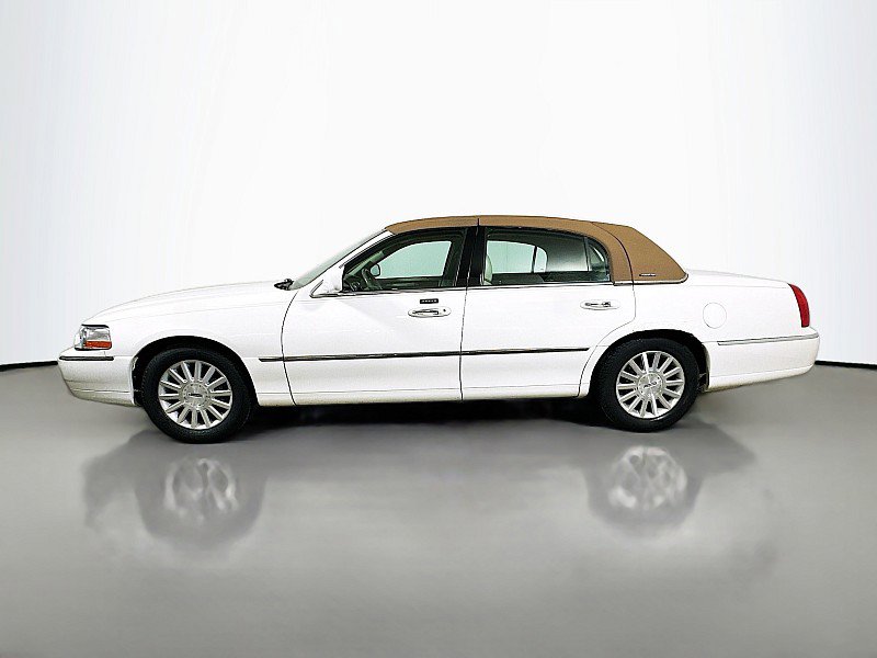 Used 2004 Lincoln Town Car Signature RWD image 4
