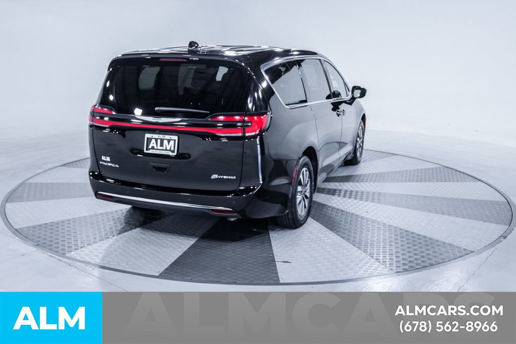 Used 2024 Chrysler Pacifica Select image 9