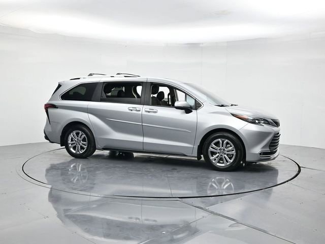 Used 2024 Toyota Sienna Platinum image 3
