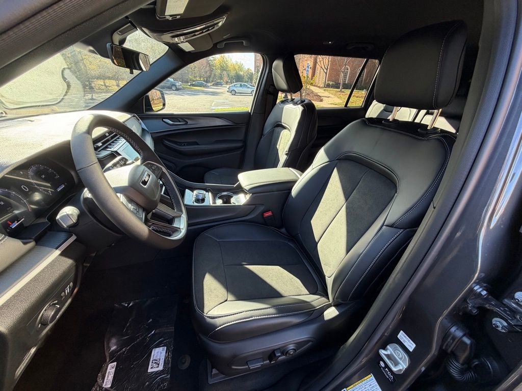 New 2025 Jeep Grand Cherokee L Laredo image 16