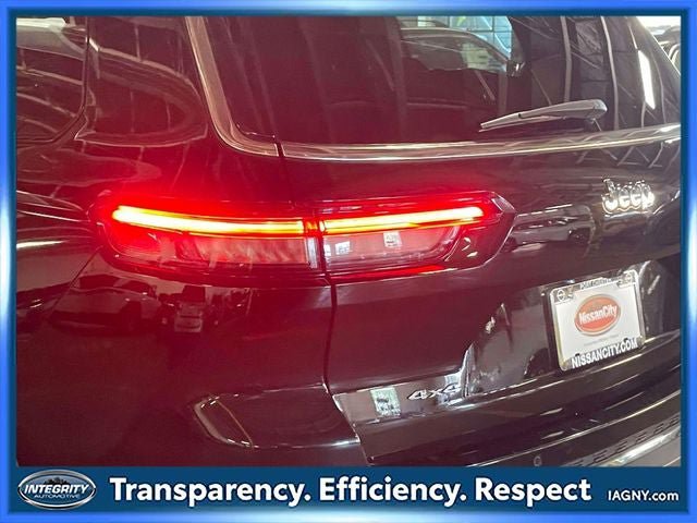 Used 2023 Jeep Grand Cherokee L Limited AWD/4WD image 11