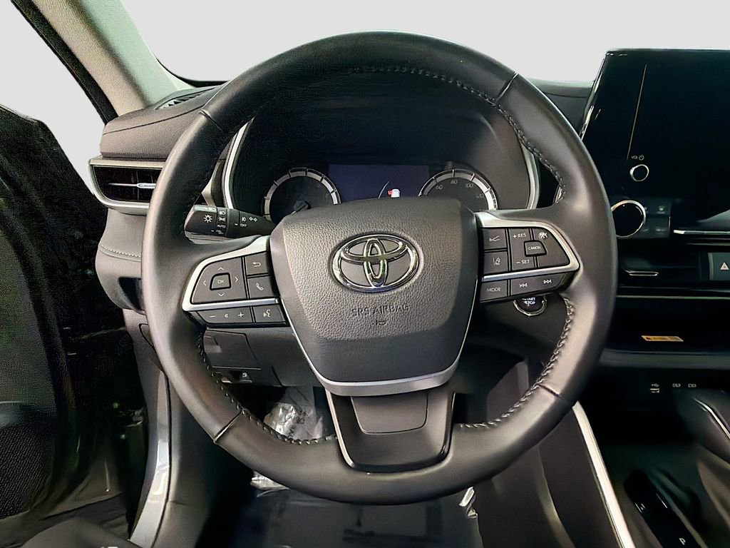 Used 2023 Toyota Highlander XLE AWD/4WD image 14