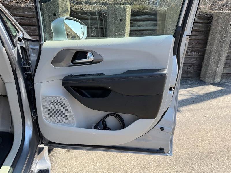 Used 2020 Chrysler Pacifica Touring-L FWD image 27