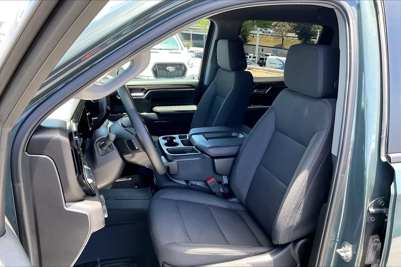 Used 2025 Chevrolet Silverado 1500 LT Trail Boss w/ Dark Appearance Package AWD/4WD image 11