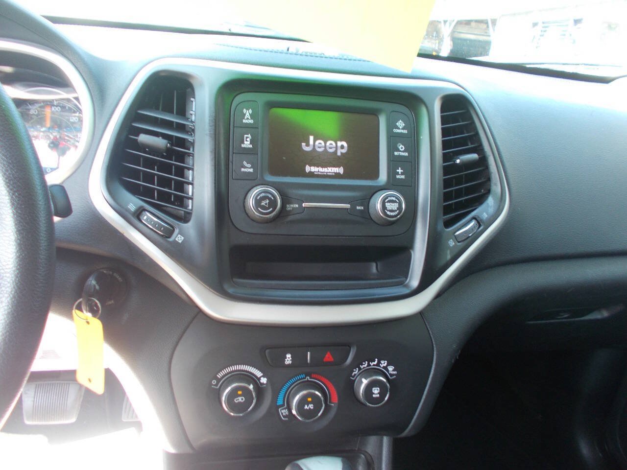 Used 2018 Jeep Cherokee Latitude FWD image 14