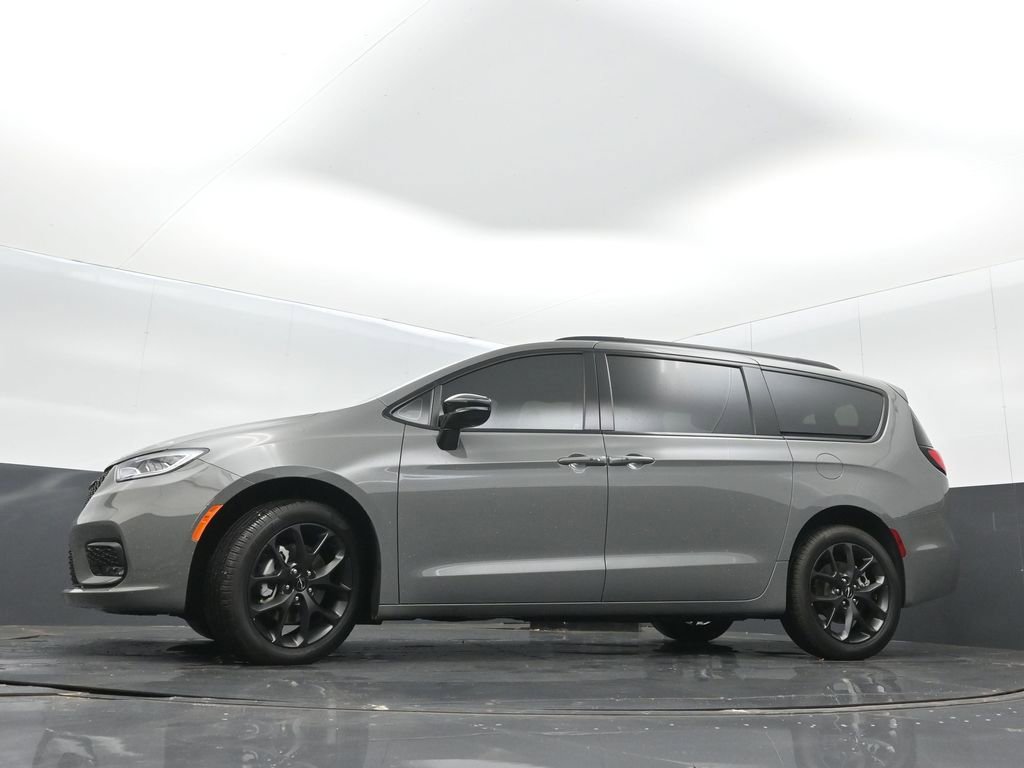 Used 2023 Chrysler Pacifica Limited w/ S Appearance Package AWD/4WD image 36