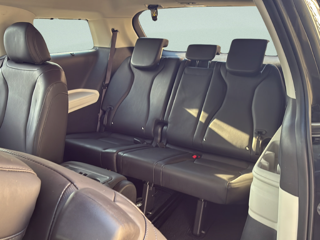 Used 2024 Kia Carnival EX FWD image 26