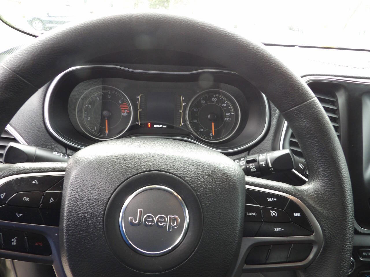 Used 2021 Jeep Cherokee Latitude FWD image 10