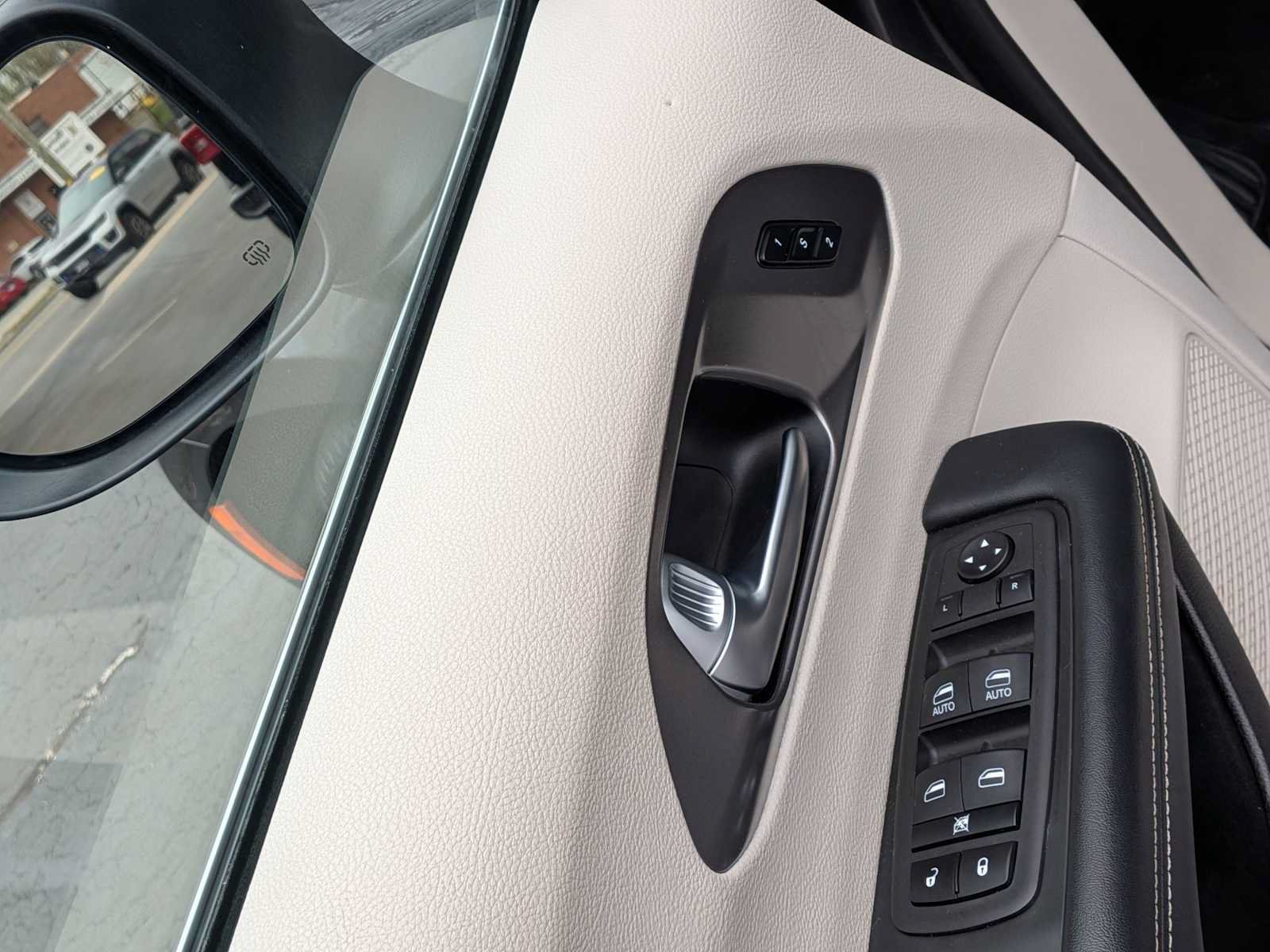 Used 2023 Chrysler Pacifica Touring-L FWD image 9