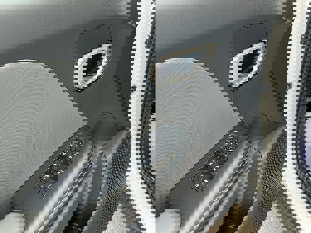 New 2025 Kia K4 LXS image 16