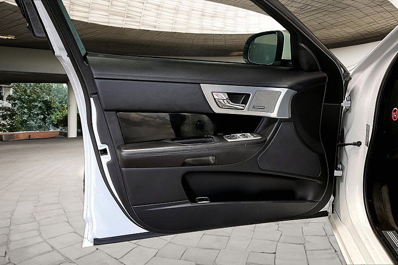 Used 2015 Jaguar XF Portfolio RWD image 15