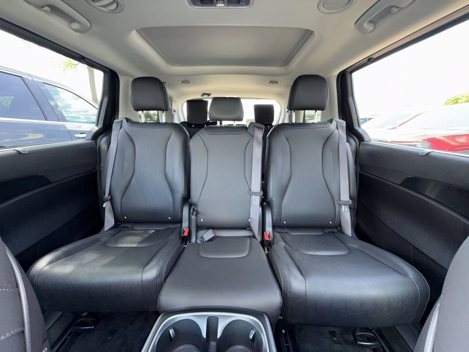 Used 2025 Kia Carnival SX w/ SX Dark Edition Package FWD image 25