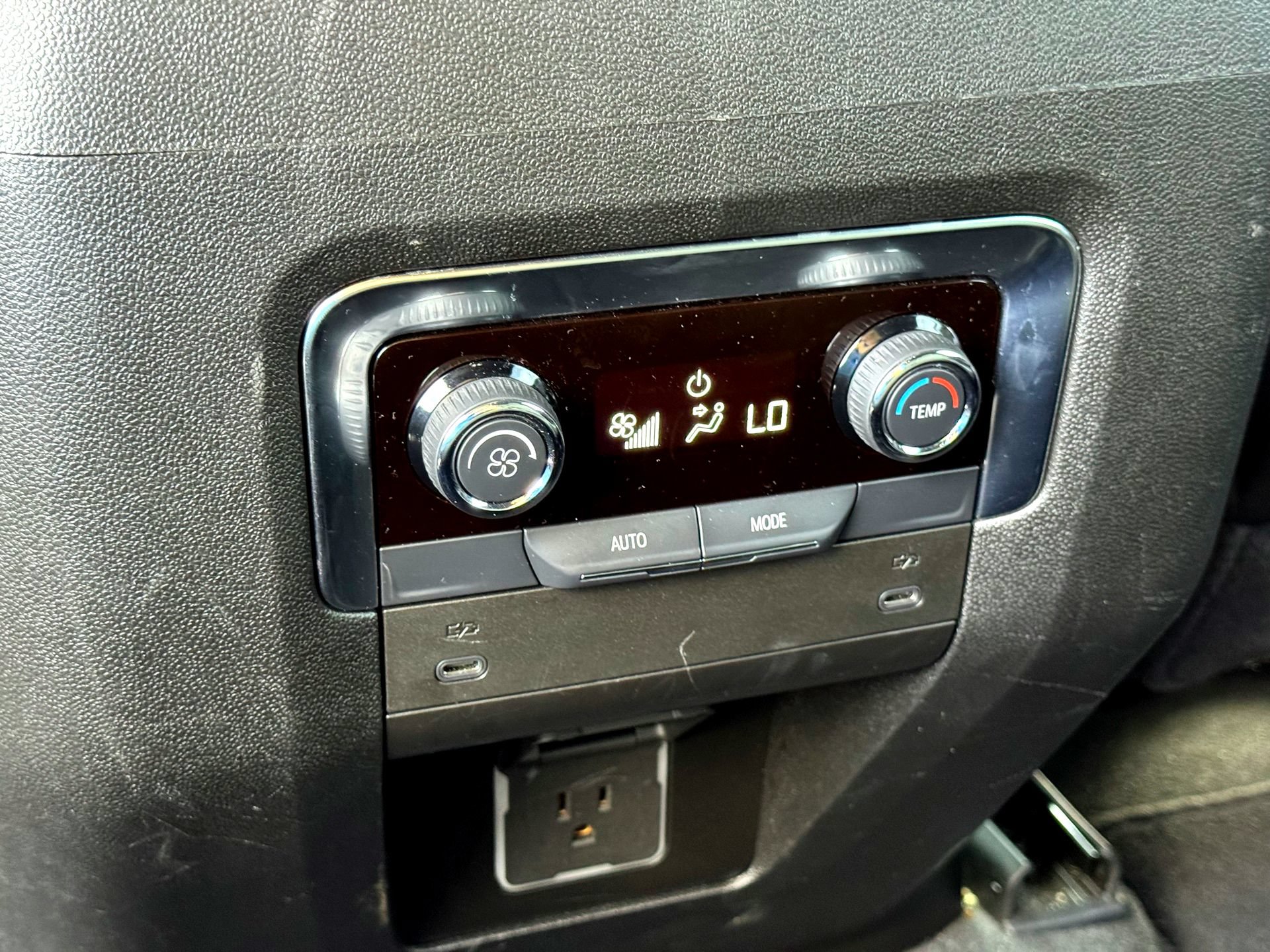 Used 2025 Chevrolet Suburban Z71 AWD/4WD image 29
