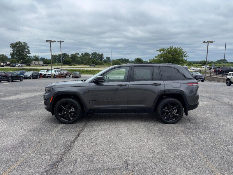 Used 2023 Jeep Grand Cherokee Altitude AWD/4WD image 2